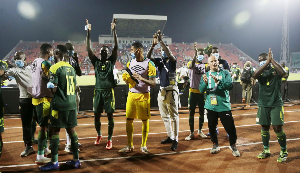 Timnas Senegal melanjutkan langkah ke perempat final Piala Afrika 2021 setelah menyingkirkan Cape Verde pada pertandingan 16 besar Piala Afrika 2021. Sadio Mane menjadi bintang di laga tersebut dan menyumbang satu dari dua gol kemenangan Senegal. (AP/Sunday Alamba)