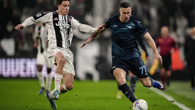 Pemain Juventus Kenan Yildiz (kiri) berduel dengan pemain Lazio Adam Marusic