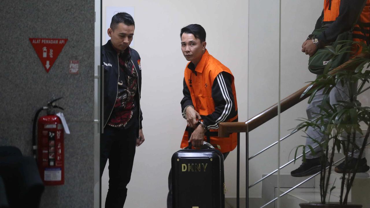 FOTO: KPK Tahan Bupati Rejang Lebong Usai Terjaring OTT