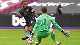 Gelandang Manchester City, Raheem Sterling, berusaha mencetak gol ke gawang West Ham United pada laga lanjutan Liga Inggris di London Stadium, Sabtu (24/10/2020) malam WIB. Manchester City imbang 1-1 lawan West Ham. (AFP/Justin Tallis/pool)