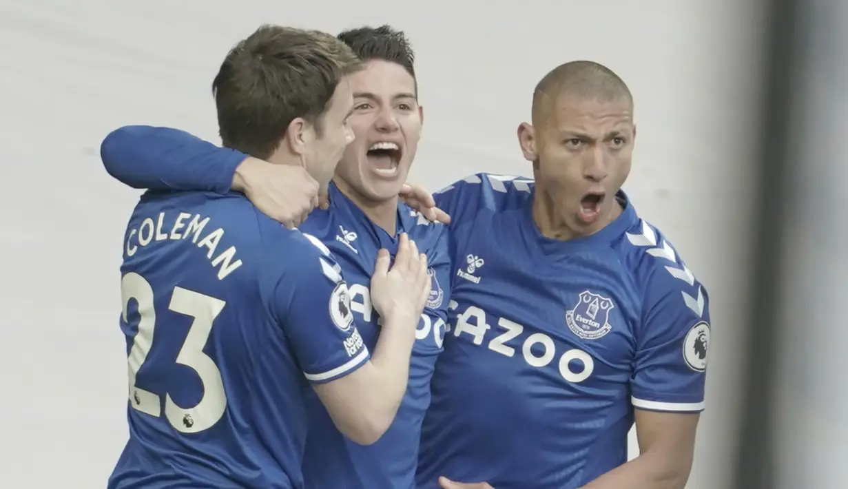 Gelandang Everton, James Rodriguez (tengah) bersama rekan setim merayakan gol yang dicetaknya ke gawang Crystal Palace dalam laga lanjutan Liga Inggris 2020/2021 pekan ke-30 di Goodison Park, Liverpool, Senin (5/4/2021). Everton bermain imbang 1-1 dengan Crystal Palace. (AP/Jon Super/Pool)