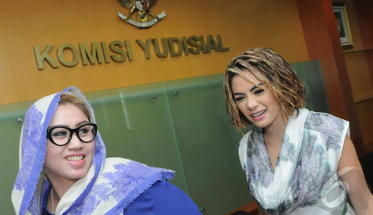 Sesudah menjalani pemeriksaan oleh pihak Komisi Yudisial Nikita Mirzani bergegas untuk Pulang, Jakarta Pusat, Kamis (18/12/2014). (Liputan6.com/Herman Zakharia)
