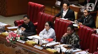 Ketua DPR Puan Maharani (tengah), Wakil Ketua DPR Rachmat Gobel, dan Sufmi Dasco Ahmad saat memimpin penutupan sidang paripurna DPR ke-6 masa persidangan I 2019-2020 di Kompleks Parlemen, Jakarta, Selasa (17/12/2019). (Liputan6.com/Johan Tallo)