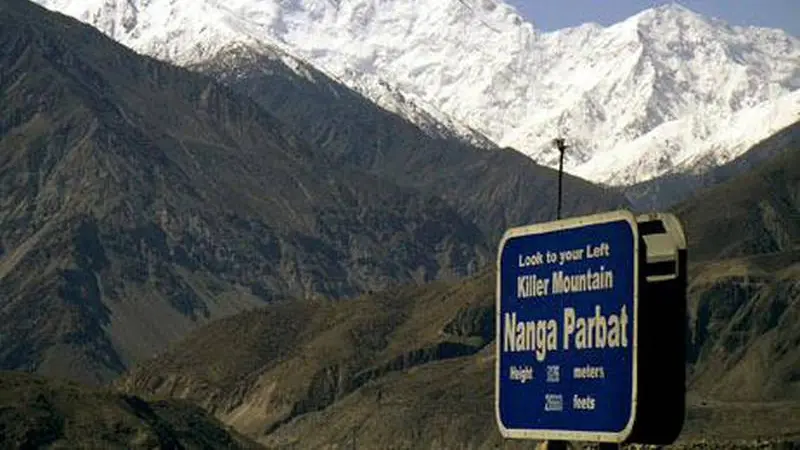 Nanga Parbat, gunung tertinggi kesembilan di dunia, lokasi penembakan sembilan turis asing dan satu orang Pakistan oleh kelompok bersenjata berseragam polisi. (AP/Musaf Zaman Kazmi)