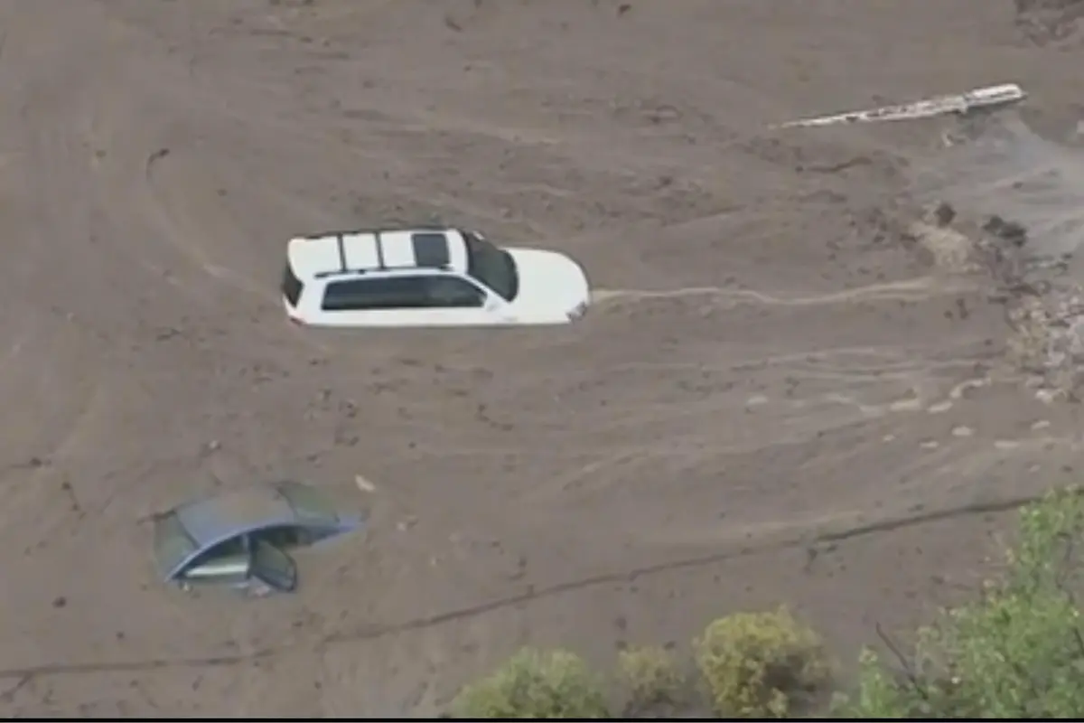 Banyak Mobil Terjebak Banjir Bandang California Selatan