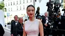 Aktris Indonesia Raline Shah tiba untuk pemutaran film "Decision to Leave (Heojil Kyolshim)" dalam Festival Film Cannes edisi ke-75 di Cannes, Prancis selatan, pada 23 Mei 2022. Dalam kesempatan ini, Raline tampil sangat anggun mengenakan busana rancangan Sapto Djokokartiko. (Photo by CHRISTOPHE SIMON / AFP)