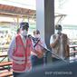 Menhub Budi Karya Sumadi memantau pergerakan penumpang pada KRL Jabodetabek di Stasiun Manggarai, Jakarta pada hari kedua Lebaran, Jumat (14/5/2021). Dok: Kemenhub