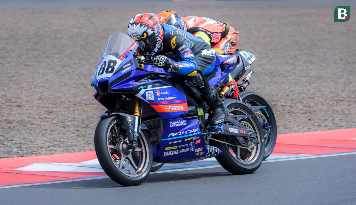 <p>Pembalap Yamaha Racing Indonesia, Candra Hermawan (kiri) memacu motornya bersaing dengan pembalap lain saat Race 2 AP250 Asia Road Racing Championship (ARRC) Mandalika 2025 di Sirkuit Internasional Pertamina Mandalika, Lombok, NTB, Minggu (31/08/2025). (Bola.com/Bagaskara Lazuardi)</p>