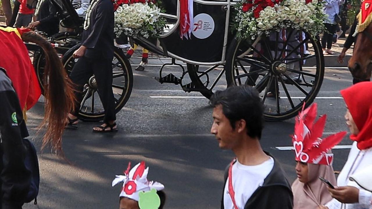 Para warga juga terlihat turut berjalan mengikuti iring-iringan Kirab Budaya tersebut dari Monas menuju Istana Merdeka.