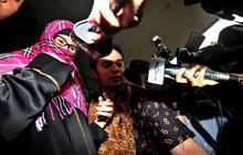 Tutupi wajahnya, Neneng kembali diperiksa KPK