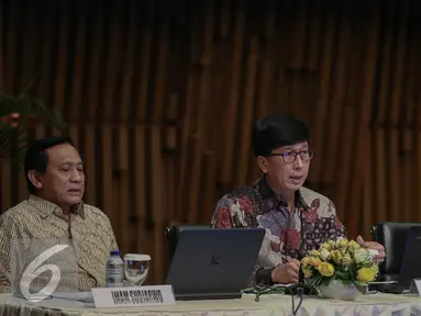 Direktur Utama PT Surya Citra Media Tbk (SCMA) Sutanto Hartono (tengah) memaparkan performa perusahaan dalam paparan publik SCM di SCTV Tower, Jakarta, Jumat (16/12/2016). SCM akan semakin memperkuat bisnis konten di 2017 (Liputan6.com/Faizal Fanani)