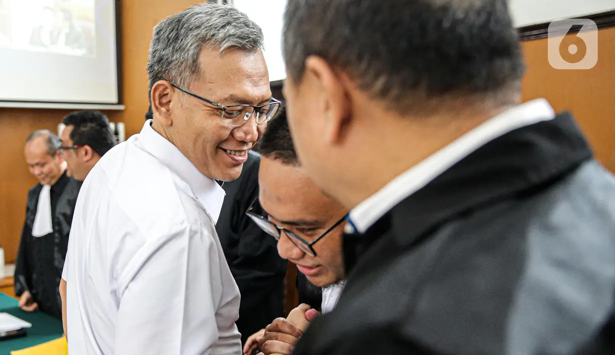 Terdakwa Agus Nurpatria usai menjalani sidang perdana di Pengadilan Negeri (PN) Jakarta Rabu (19/10/2022). Agus Nurpatria menyalami kuasa hukum dengan penuh senyuman usai menjalani sidang dengan agenda pembacaan surat dakwaan kasus obstruction of justice atau perintangan proses penyidikan terkait perkara dugaan pembunuhan berencana terhadap Nofriansyah Yosua Hutabarat atau Brigadir J. (Liputan6.com/Faizal Fanani)