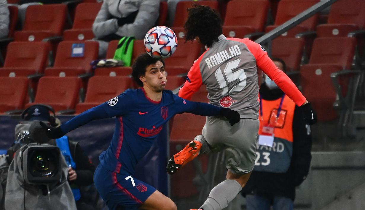 Gelandang Atletico Madrid, Joao Felix, berebut bola dengan bek RB Salzburg, Andre Ramalho, pada laga lanjutan Grup A Liga Champions di Red Bull Arena, Kamis (10/12/2020) dini hari WIB. Atletico Madrid menang 2-0 atas RB Salzburg. (AFP/Joe Klamar)