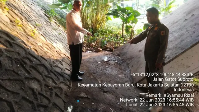 Lokasi pria diduga buang air besar di Jembatan Penyebarangan Orang (JPO) Transjakarta Semanggi. Aksi pria yang tidak diketahui identitasnya itu viral di media sosial. (Ady Anugrahadi/Liputan6.com)