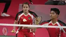 Ganda campuran Indonesia Praveen Jordan dan Melati Daeva Oktavianti saat melawan Simon Leung dan Gronya Somerville (Australia) pada Grup C cabang bulu tangkis Olimpiade Tokyo 2020 di Musashino Forest Sports Plaza, Sabtu (24/7/2021). Praveen / Melati menang 20-22, 21-17 dan 21-13 (Pedro PARDO/AFP)