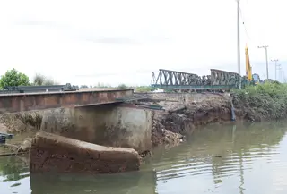TNI pasang jembatan bailey untuk akses daerah terdampak banjir Sumbar. (BNPB)