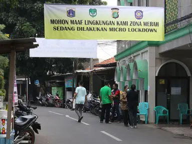 Spanduk pemberlakuan mikro lockdown terlihat di Jalan As-Syafiiyah, Cipayung, Jakarta Timur, Jumat (21/5/2021). Kawasan tersebut memberlakukan mikro lockdown serta tes usap PCR secara massal. (Liputan6.com/Herman Zakharia)