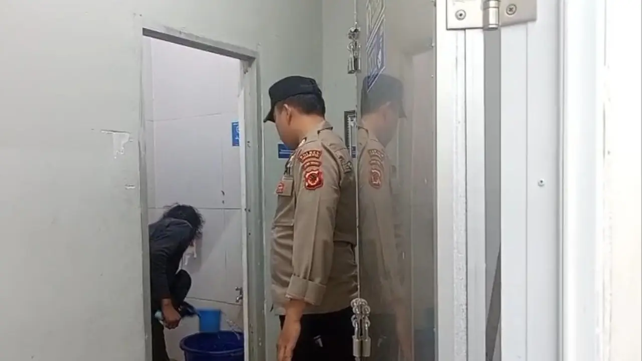 Pria misterius mengurung diri di toilet minimarket