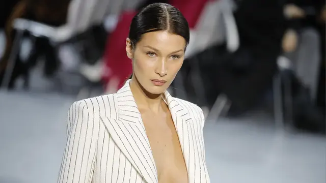 Deretan Busana Seksi Bella Hadid di Paris Fashion Week
