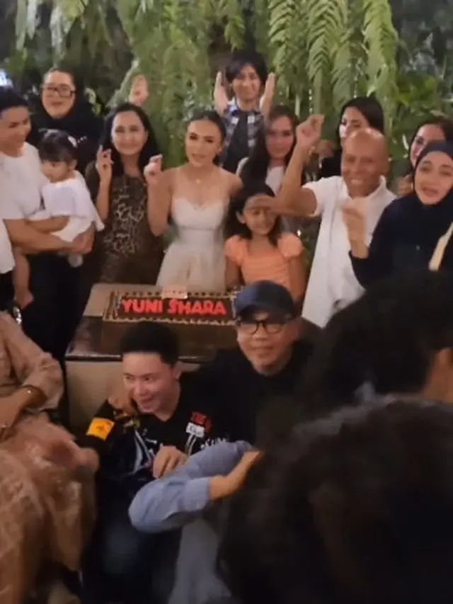 7 Momen Pesta Ulang Tahun Yuni Shara, Seru Rayakan Bareng Keluarga dan Mantan Suami