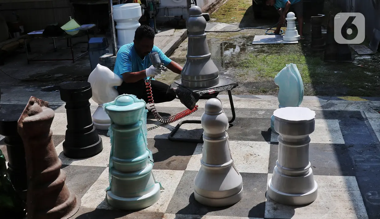 Perajin tengah membuat catur raksasa di Rumah Industri Catur Raksasa Indonesia di Tangerang Selatan, Jumat (29/7/2022). Menteri Koordinator Bidang Perekonomian Airlangga Hartarto menyampaikan relaksasi kredit Usaha Mikro, Kecil, dan Menengah (UMKM) diusulkan untuk diperpanjang hingga April 2024 lantaran masih ada debitur Kredit Usaha Rakyat (KUR) yang meminta relaksasi. (Liputan6.com/Angga Yuniar)
