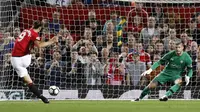Momen saat Zlatan Ibrahimovic mencetak gol kedua ke gawang Southampton lewat titik putih, Sabtu (20/8/2016) dinihari WIB. (Reuters)