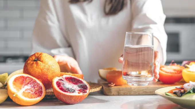 Menjaga Tubuh dengan Air Putih dan Buah-Buahan