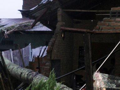 Citizen6, Delitua: Puluhan rumah yang diterpa angin puting beliung terparah terjadi di Jalan Pamah, Kelurahan Delitua Barat, Kecamatan Delitua. Selain itu terletak di Gang Bunga, Gang Djafar, Gang Sawah dan beberapa rumah lainnya. (Pengirim: M. Ali S)