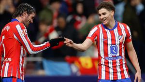 Atletico de Madrid membuka keunggulan pada menit ke-45 lewat gol Julian Alvarez. (OSCAR DEL POZO/AFP)