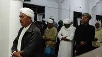 Jemaah Tarekat Naqsabandiyah Al-Khalidiyah Jalaliyah di Sumatera Utara (Sumut) yang mulai melaksanakan Salat Tarawih Ramadan pada Sabtu (9/3/2024) malam.