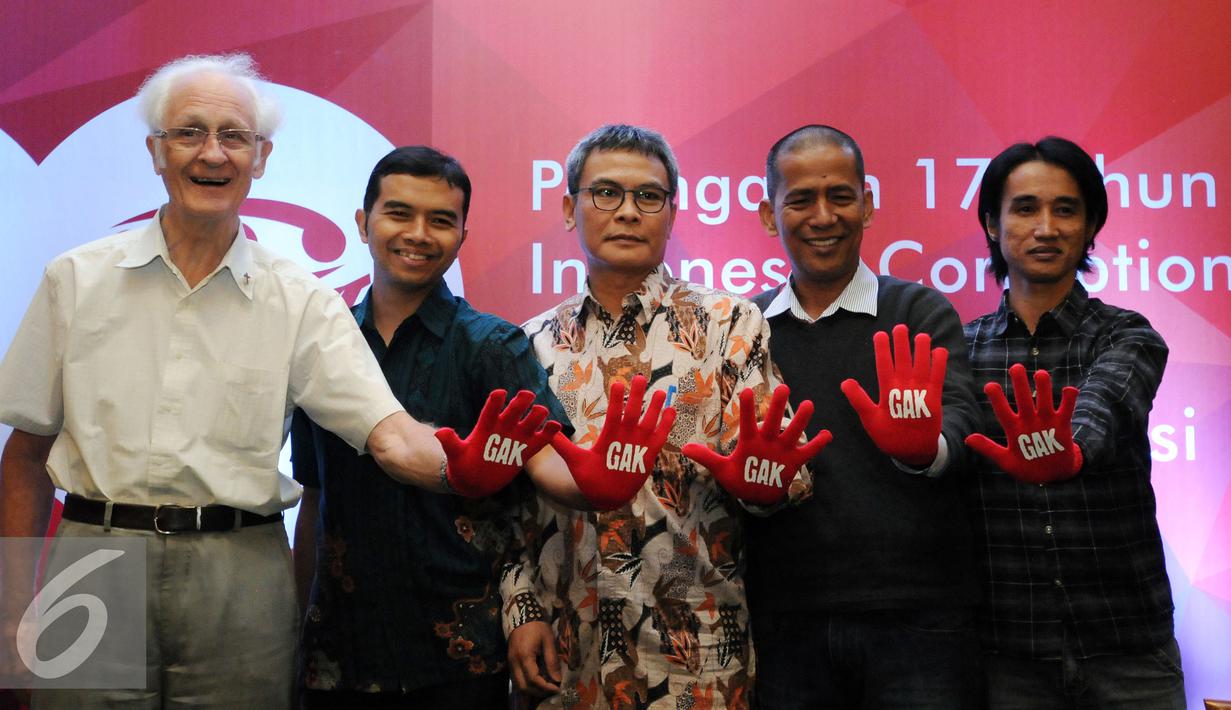 Budayawan, Franz Magnis Suseno, Koordinator ICW Adnan Topan Husodo, Plt Pimpinan KPK Johan Budi, Akademisi SaldiIsradan Musisi Berkah Gamulya berfoto bersama saat peringatan 17 tahun ICW di Jakarta, Selasa (4/8/2015). (Liputan6.com/Helmi Fithriansyah)