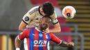 Bek Manchester United, Harry Maguire, berebut bola dengan striker Crystal Palace, Jordan Ayew, pada laga lanjutan Premier League di Selhurst Park, Jumat (17/7/2020) dini hari WIB. Manchester United menang 2-0 atas Crystal Palace. (AFP/Glyn Kirk)