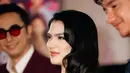 Dipulas oleh MUA Franky Wu, Davina Karamoy tampil cantik dengan soft glam makeup yang dewy [@davinakaramoy]