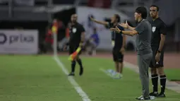 Shin Tae-yong kerap melakukan protes keras di semua laga Timnas Indonesia ketika salah satu pemainnya dilanggar oleh lawan namun dibiarkan oleh wasit. (Bola.com/Ikhwan Yanuar)