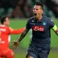 Gelandang Napoli, Marek Hamsik (kanan) merayakan selebrasi usai mencetak gol ke gawang Wolfsburg di leg pertama perempat final Liga Europa di Stadion Volkswagen Arena, Kamis (16/4/2015). Napoli menang 4-1 atas Wolfsburg.(AFP PHOTO/Ronny Hartmann)