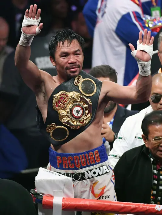 Petinju Manny Pacquiao merebut sabuk juara WBA (Super) welterweight dari Keith Thurman dalam pertarungan tinju di MGM Garden Arena, Las Vegas, Sabtu (20/7/2019). Setelah melalui duel 12 ronde, Pacquiao selaku penantang gelar berhasil keluar sebagai pemenang (Ethan Miller/GETTY IMAGES/AFP)