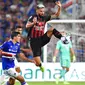 Pemain AC Milan Olivier Giroud (tengah) mengontrol bola saat melawan Sampdoria pada pertandingan sepak bola Serie A Liga Italia di Genova, Italia, 10 September 2022. AC Milan menang dengan skor 2-1 atas Sampdoria. (Tano Pecoraro/LaPresse via AP)