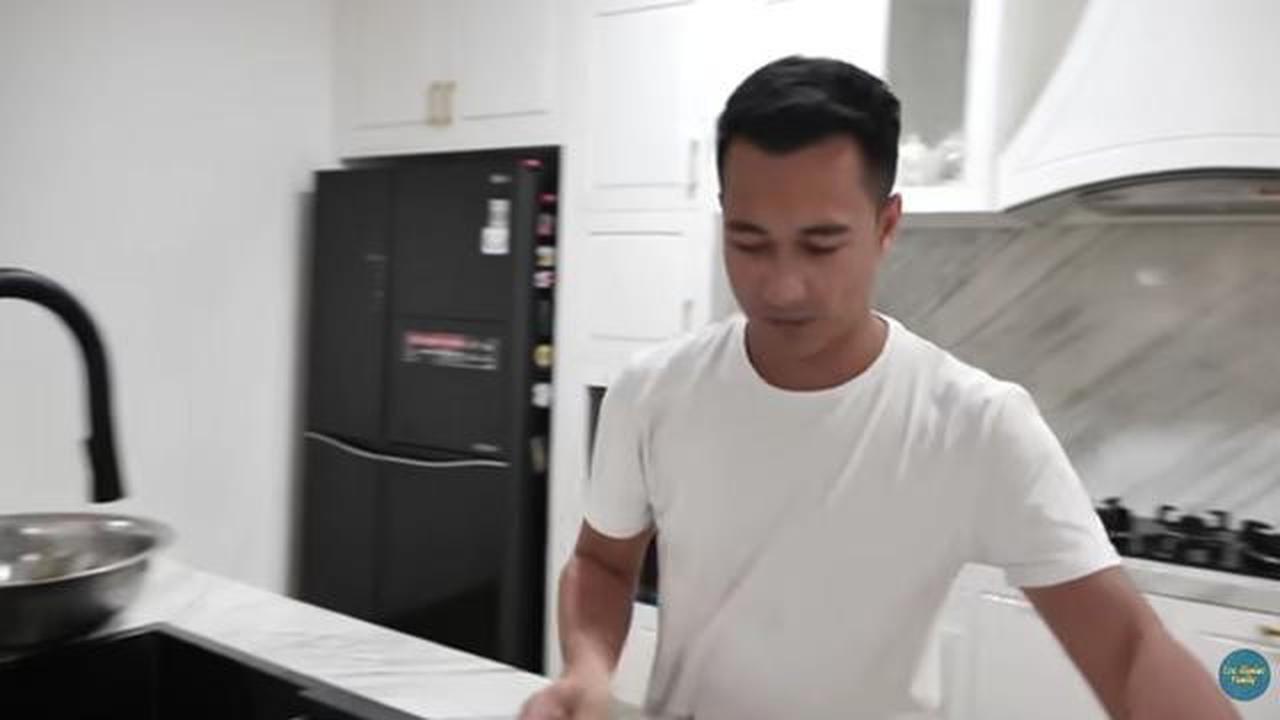 9 Potret Dapur Rumah Eza Gionino yang Mewah, Padukan Unsur Klasik dan Modern
