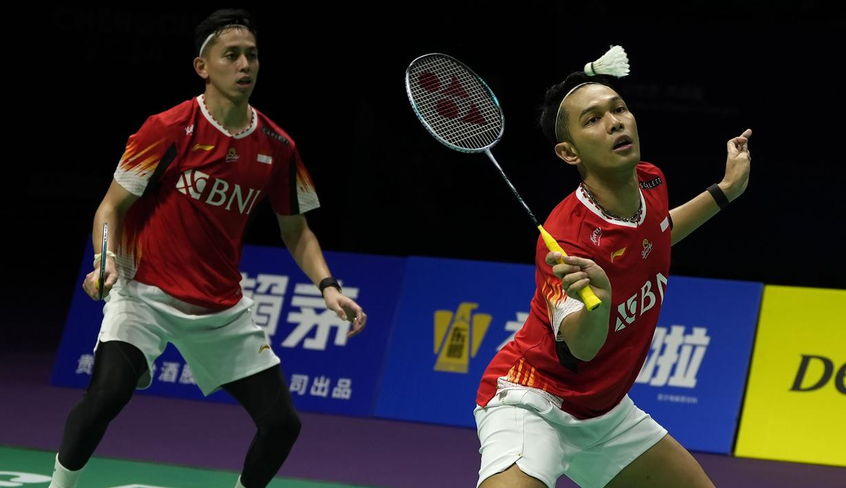 Anthony Ginting menang 21-18 dan 21-19 atas Chou Tien Chen pada pertandingan pertama. Fajar/Rian menggandakan keunggulan Indonesia berkat kemenangan 16-21, 21-19, dan 21-18 atas pasangan Lee Yang/Wang Chi-Lin. (AP Photo/Ng Han Guan)