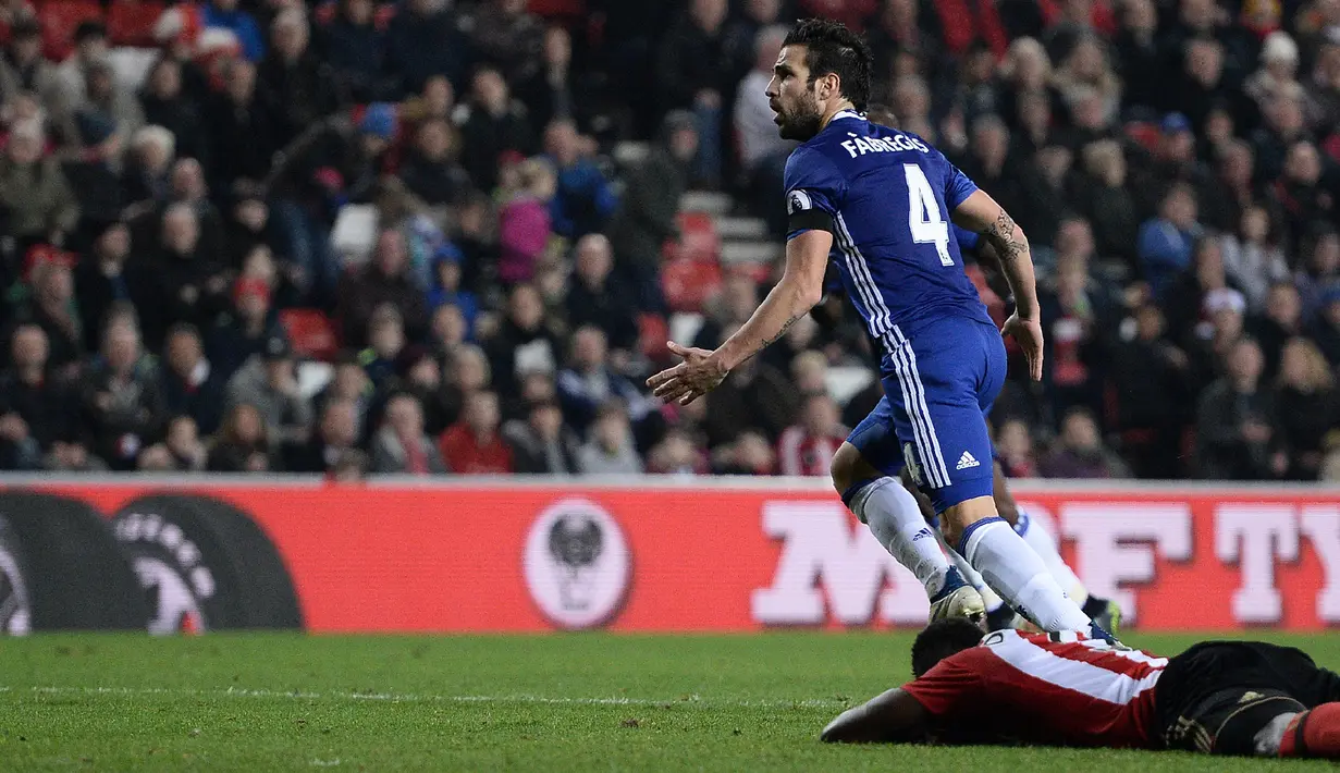 Gelandang Chelsea, Cesc Fabregas berlari merayakan gol ke gawang Sunderland pada lanjutan Liga Inggris di The Stadium of Light  (14/12/2016). Catatan 100 assist Fabregas ini di cetak di usia yang lebih muda dari ketiga pendahulunya. (AFP Photo/Oli Scarff)