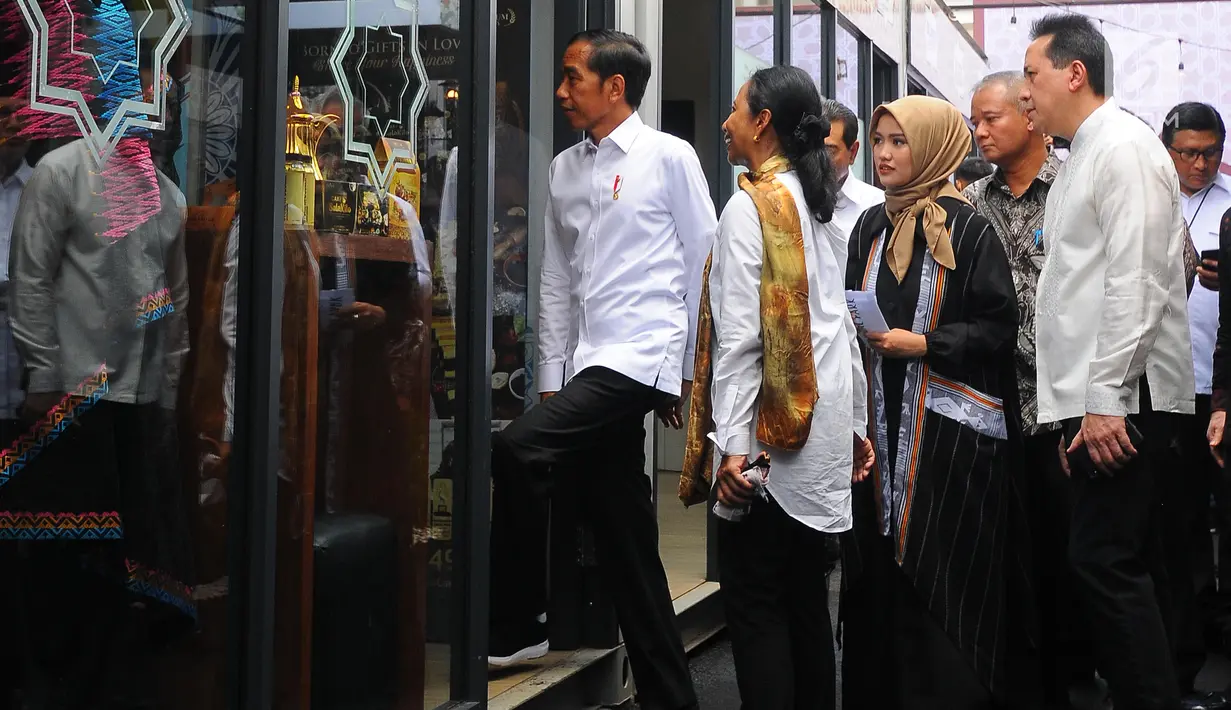 Presiden Joko Widodo memasuki salah satu gerai saat menghadiri peresmian Halal Park di Kompleks Gelora Bung Karno (GBK), Senayan, Jakarta, Selasa (16/4). Halal Park diharapkan menjadi tempat bagi para pelaku di industri halal untuk mengembangkan ide dan kreativitasnya. (Liputan6.com/Angga Yuniar)