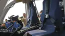 Polisi memeriksa helikopter Bell 429/P-3203 di Hanggar 3 Ditpoludara Korpolairud Polri, Pondok Cabe, Tangerang Selatan, Banten, Rabu (11/9/2019). Penambahan helikopter tersebut untuk mendukung tugas-tugas operasional Polri. (Liputan6.com/Herman Zakharia)