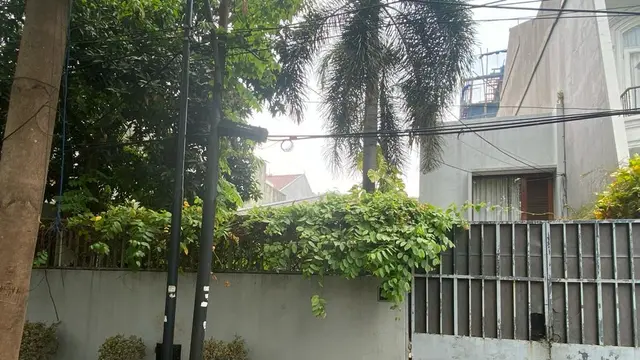 Polisi menggeledah sebuah rumah di Jalan Kertanegara Nomor 46, Jakarta Selatan, Kamis, (26/10/2023) terkait kasus dugaan pemerasan Firli Bahuri. (Ady Anugrahadi).