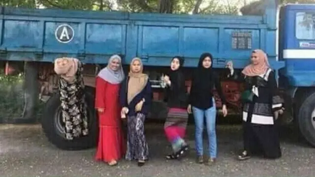 8 Potret Absurd Ibu-Ibu Kalau Lagu Kumpul Bareng Ini Bikin Geleng Kepala