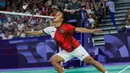 <p>Pebulutangkis Indonesia, Anthony Sinisuka Ginting berusaha menempatkan bola di depan net saat menghadapi wakil Prancis, Toma Junior Popov pada laga terakhir Grup H nomor tunggal putra cabor bulutangkis Olimpiade Paris 2024 di Porte de la Chapelle Arena, Paris, Rabu (31/7/2024). Anthony Sinisuka Ginting kalah rubber-game 19-21, 21-17 dan 15-21. (Dok. NOC Indonesia/Naif Muhammad Al'as)</p>