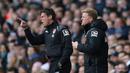  Pelatih Bournemouth, Eddie Howe (kiri) terus memberikan arahan kepada para pemainnya saat melawan Tottenham pada lanjutan liga Inggris di Stadion White Hart Lane, London, Minggu (20/3/2016). (Action Images via Reuters/Matthew Childs)