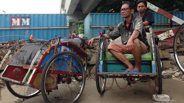 Penarik becak di kawasan jalan layang Bandengan Utara III, Pekojan, Tambora, Jakarta Barat