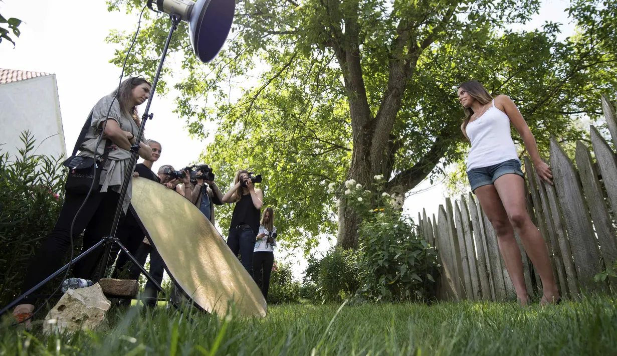 Para fotograper mengambil gambar salah satu gadis petani Bavaria di Tapfheim, Jerman, Rabu (18/6/14). (REUTERS/Lukas Barth)