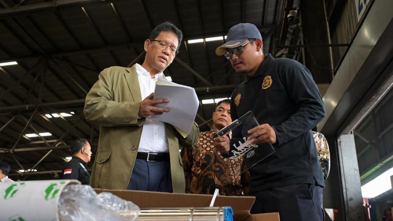 Menkeu Purbaya Tinjau Bea Cukai di Pelabuhan Tanjung Perak