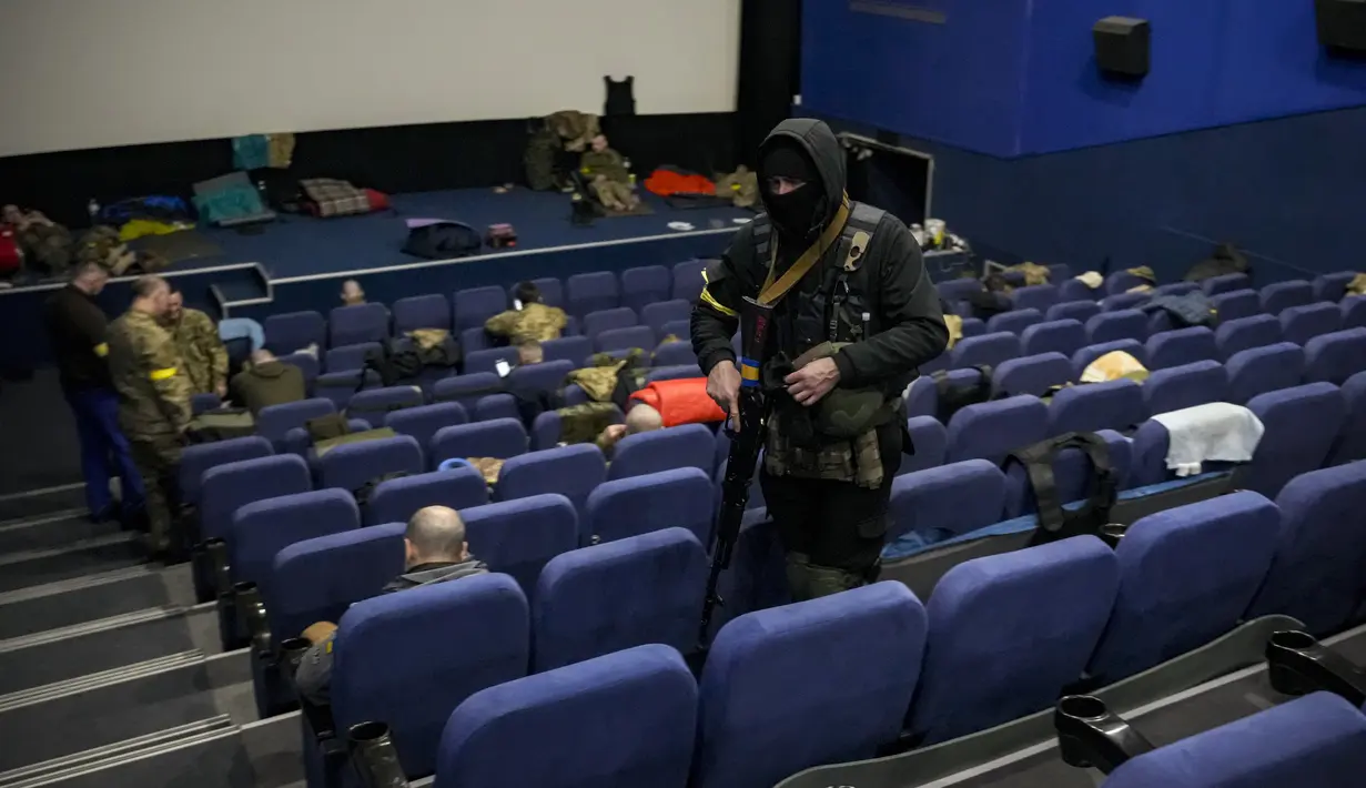 Anggota pertahanan teritorial beristirahat di bioskop di Kyiv, Ukraina, Senin (7/3/2022). Ukraina mengklaim lebih dari 11.000 tentara Rusia tewas dalam perang antara Rusia-Ukraina sejak 24 Februari 2022 lalu. (AP Photo/Vadim Ghirda)